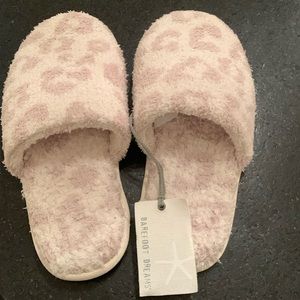 Barefoot dreams: barefoot in the wild slippers. Color:cream/stone. Size L (9/10)